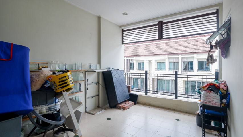 *****ทาวน์เฮ้าส์มือสอง ย่านลาดปลาเค้า ม.บ้านกลางเมืองเออบาร์เนียน เกษตร-นวมินทร์ เนื้อที่กว้าง 20 ตร.ว. ฟังก์ชัน 3 ห้องนอน 3 ห้องน้ำ ที่จอดรถ 1 คัน ภายในตกแต่งงสวย พร้อมเข้าอยู่ โครงการตั้งบนทำเลแห่งการเดินทาง ใกล้รถไฟฟ้าสายสีชมพู "ลาดปลาเค้า" และทางด่วน "รามอินทรา" จองเลย!